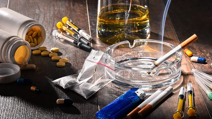 Gegen ein Gläschen Sekt am Arbeitsplatz ist ja nichts zu sagen – oder doch? Was ist, wenn Mitarbeiter auffällig oft nach Alkohol riechen, wir sie ständig nervös oder schläfrig erleben oder vermehrt Unfälle am Arbeitsplatz auftreten? Was können Sie bei einem konkreten Verdacht tun, bzw. welche Hilfen sollten Betroffene erfahren?