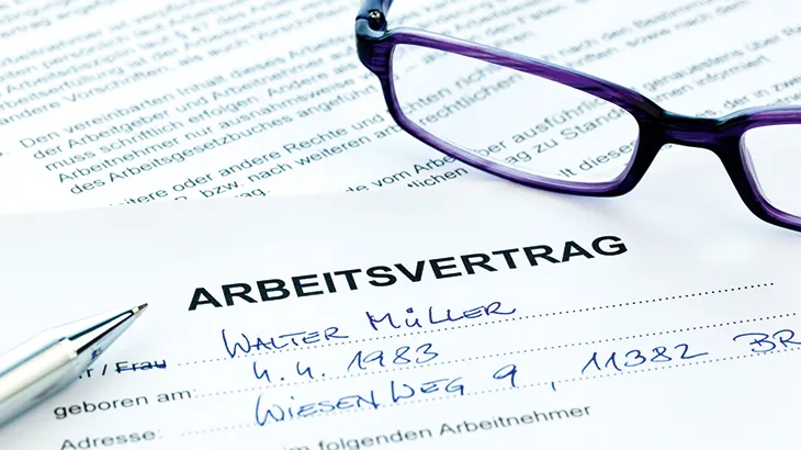 Nahaufnahme eines Arbeitsvertrags – Seminare zum Arbeitsrecht für Betriebsräte, JAV, SBV und Personalräte, inklusive Grundlagen zu Arbeitsvertrag, Kündigung und Mitbestimmung