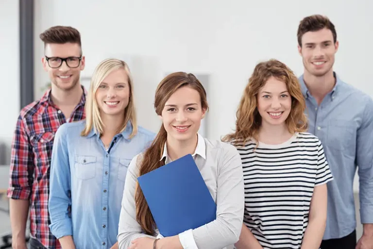 Gruppe von Auszubildenden in einem Seminarraum – Weiterbildung für die Jugend- und Auszubildendenvertretung (JAV)