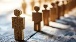 Holzfiguren die hintereinander stehen; Ersatzmitglieder im Betriebsrat - Rechte Pflichten Kündigungsschutz; Jürgen Fälchle_stock.adobe.com
