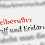 Definition Freiberufler Blick in Gesetzbuch; Risiko Freiberufler Rentenversicherung fordert Sozialversicherungsbeiträge nach;Nico_stock.adobe.com